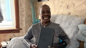 Após enchente, mulher é evangelizada por cristãos que limparam sua casa e aceita Jesus